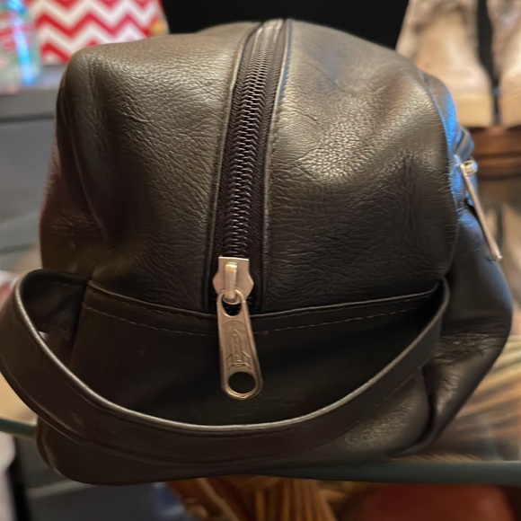 Black leather men’s cosmetic bag. Size 10X5. Calf leather great pre owned . - Picture 4 of 8